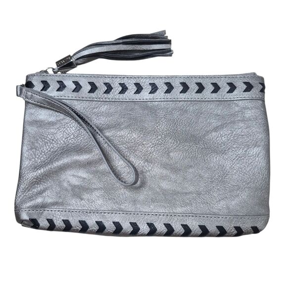 Dolce Vita Pewter Silver Flat Clutch Wristlet Tassel Night Out Holiday Glam - Picture 1 of 4